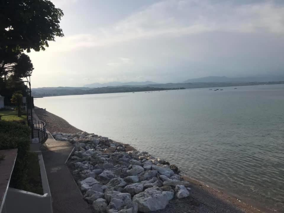 Appartamento Casa Vacanze Spiaggia D'Oro Дезенцано-дель-Гарда Экстерьер фото
