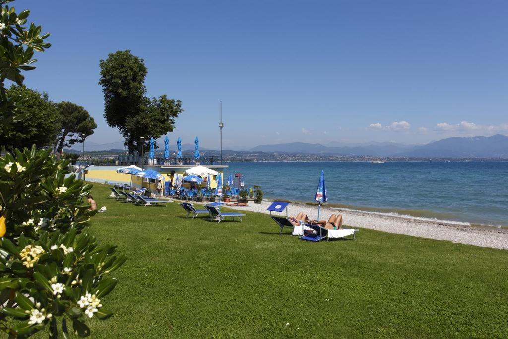 Appartamento Casa Vacanze Spiaggia D'Oro Дезенцано-дель-Гарда Экстерьер фото